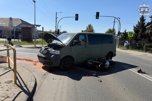 na zdjęciu samochód i leżący obok niego rozbity motocykl