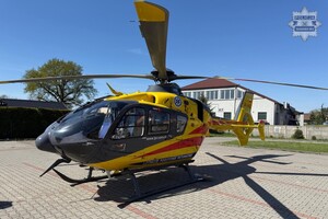 na zdjęciu śmigłowiec ratunkowy na parkingu