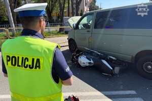 na zdjęciu policjant a przed nim leżący motocykl obok pojazdu