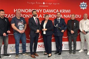 na zdjęciu grupowe zdjęcie honorowych dawców krwi