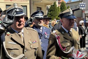 na zdjęciu mundurowi oddający honor