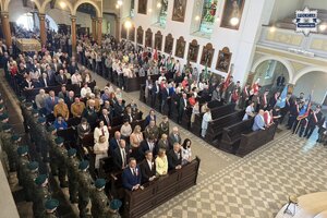 na zdjęciu wierni w kościele