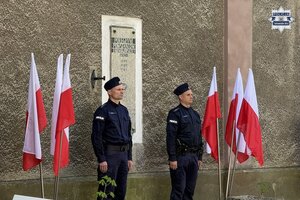 na zdjęciu policjanci w trakcie warty honorowej pod pamiątkową tablicą