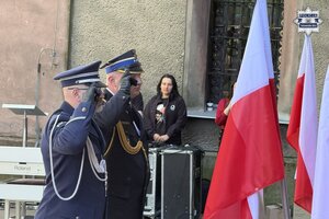 na zdjęciu policjant i strażak w trakcie salutowania
