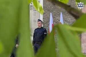 na zdjęciu policjant w trakcie warty honorowej