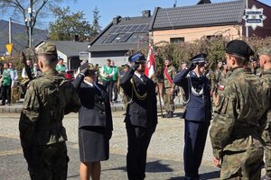 na zdjęciu od lewej funkcjonariusza Straży Miejskiej, Strażak i Policjant w trakcie oddawania honoru