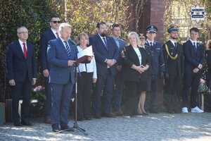 na zdjęciu osoby zgromadzone na uroczystości