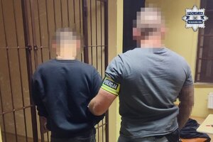 na zdjęciu policjant z zatrzymanym