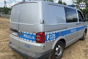 na zdjęciu radiowóz na posesji