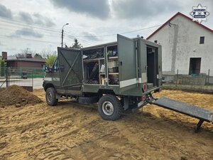 na zdjęciu wóz patrolu saperskiego na posesji
