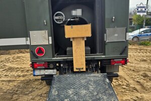 na zdjęciu tył wozu patrolu saperskiego z otwartymi drzwiami