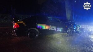 na zdjęciu samochód wbity w drzewo
