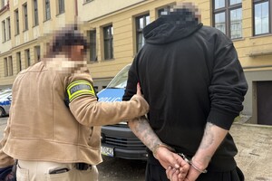 na zdjęciu policjantka z zatrzymanym mężczyzną