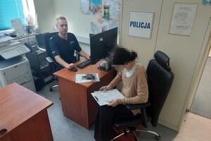 na zdjęciu kobieta przy biurku, za którym siedzi policjant