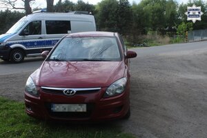 na zdjęciu samochód osobowy i radiowóz