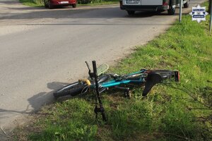 na zdjęciu leżący rower