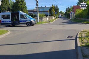 na zdjęciu rower leżący przy jezdni i radiowóz