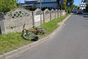 na zdjęciu rower leżący przy jezdni i radiowóz