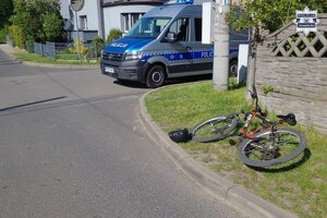 na zdjęciu rower leżący przy jezdni i radiowóz