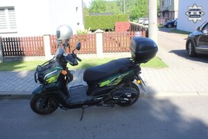 na zdjęciu motocykl na jezdni