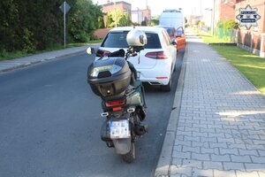 na zdjęciu motocykl na jezdni i samochody