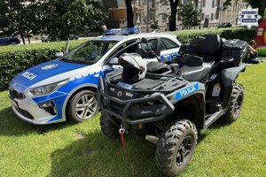na zdjęciu policyjny radiowóz i quad
