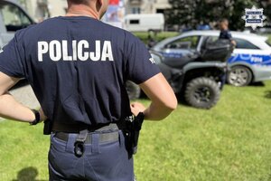 na zdjęciu policjant, a przed nim quad