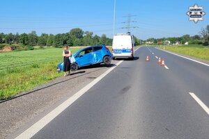 na zdjęciu uszkodzony samochód przy rowie, za nim radiowóz