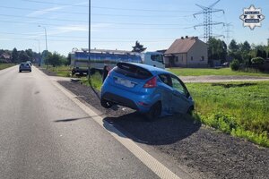 na zdjęciu uszkodzony samochód przy jezdni, przed nim cysterna