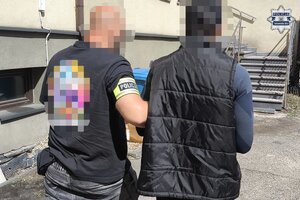 na zdjęciu policjant z zatrzymanym