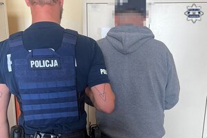 na zdjęciu policjant z zatrzymanym