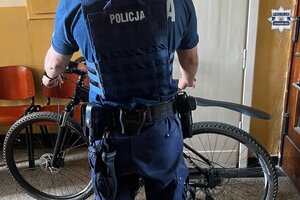 na zdjęciu policjant z odzyskanym rowerem