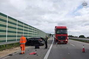 na zdjęciu pojazdy na autostradzie z uszkodzeniami, przy których stoją osoby