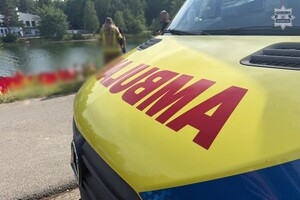 na zdjęciu fragment ambulansu nad zalewem
