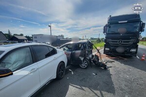 na zdjęciu uszkodzone pojazdy na drodze