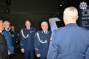 na zdjęciu policjanci