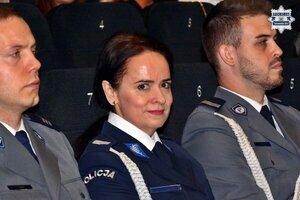 na zdjęciu policjantka uśmiechająca się do obiektywu