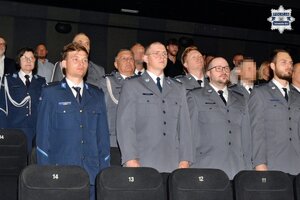 na zdjęciu policjanci na widowni