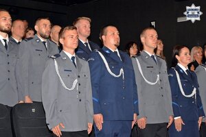 na zdjęciu policjanci na widowni
