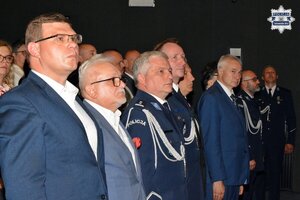 na zdjęciu goście i policjanci na widowni