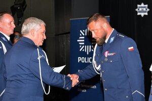 na zdjęciu policjanci w trakcie przyjmowania gratulacji