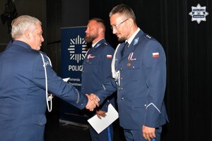 na zdjęciu policjanci w trakcie przyjmowania gratulacji