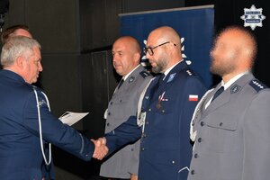 na zdjęciu policjanci w trakcie przyjmowania gratulacji