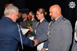 na zdjęciu policjanci w trakcie przyjmowania gratulacji