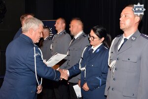 na zdjęciu policjanci w trakcie przyjmowania gratulacji