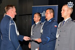 na zdjęciu policjanci w trakcie przyjmowania gratulacji