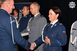 na zdjęciu policjanci w trakcie przyjmowania gratulacji