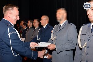 na zdjęciu policjanci w trakcie przyjmowania gratulacji