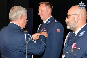 na zdjęciu komendant wojewódzki odznaczający komendanta powiatowego