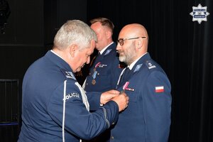 na zdjęciu komendant wojewódzki odznaczający zastępcę komendanta powiatowego